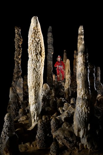 Cueva Coventosa (Cantabrie, Espagne) - Spéléo au milieu de stalagmites dans la Sala de los Fantasmas(SP-26-1128)